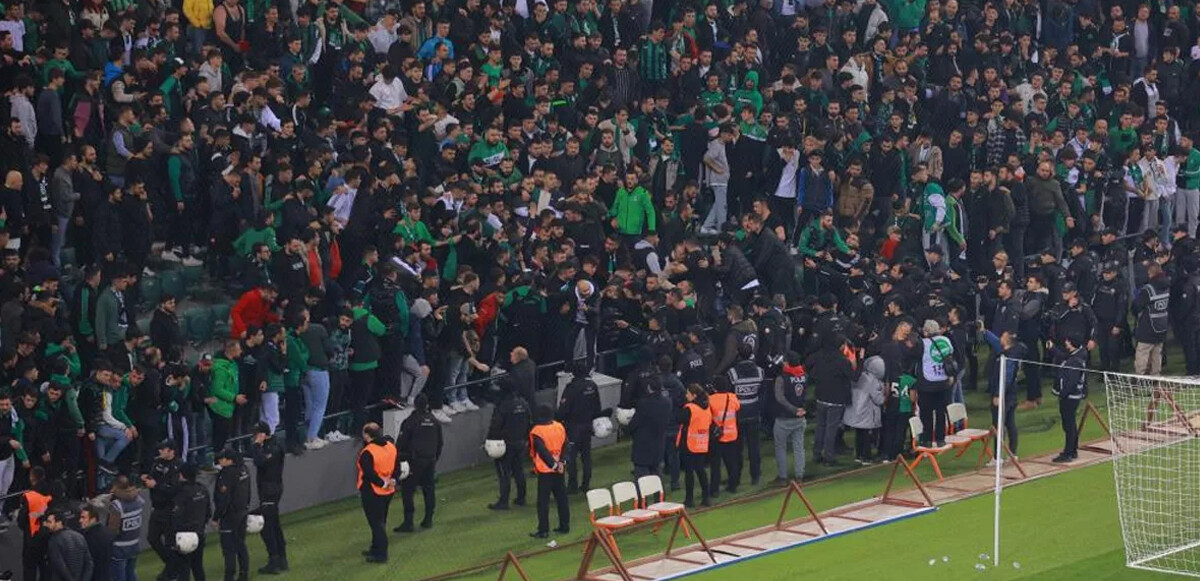 Kocaelispor ile Sakaryaspor arasındaki depremzedelere yardım maçında kavga çıktı!