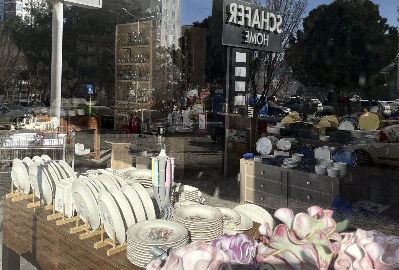 İki büyük depremde ürünlerin sapasağlam kaldığı züccaciye mağazası yeniden açıldı