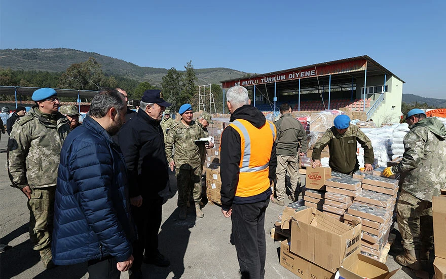 Son dakika! Bakan Akar deprem bölgesinden acı haberi duyurdu: 100 askerimiz şehit