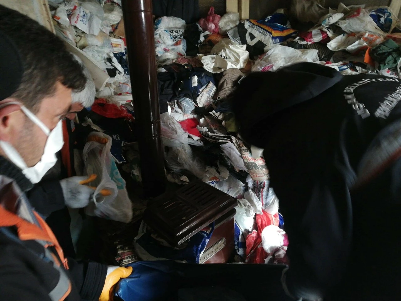 Adeta çöp ev... Uşak'ta  bir daireden 10 kamyonluk çöp çıktı