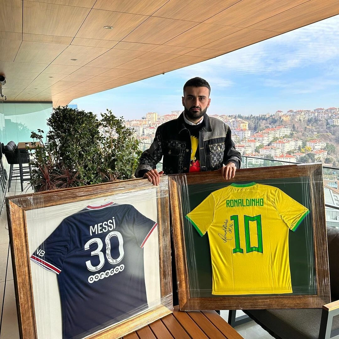 Messi ve Ronaldinho imzalı formalarını 1.2 milyona satan CZN Burak, gelirini AFAD’a bağışladı!
