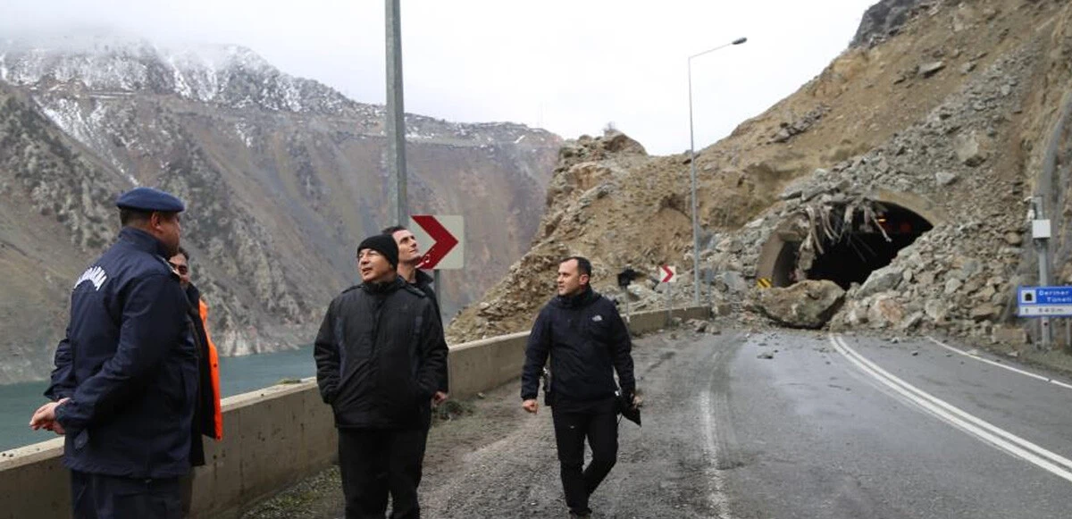 Dev kayalar yolu kapadı! Artvin’deki heyelan anı kameralara yansıdı