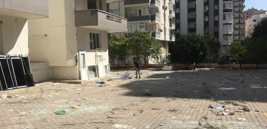 Adana'da canlarını hiçe sayarak yıkılma tehlikesi olan binalara giren hurdacılardan pes dedirten savunma
