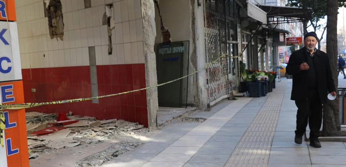 Yıkıldı yıkılacak! Ağır hasarlı binalara naylon şerite vatandaşlardan tepki: İlla birilerinin ölmesi mi gerekiyor