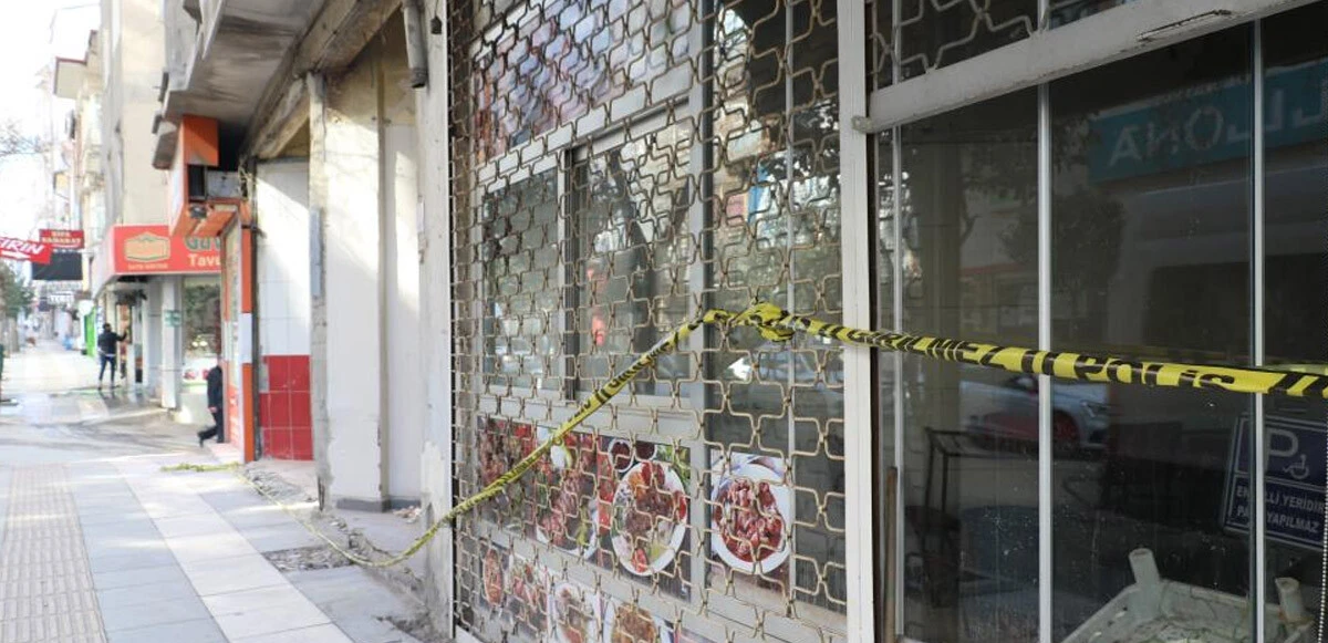 Yıkıldı yıkılacak! Ağır hasarlı binalara naylon şerite vatandaşlardan tepki: İlla birilerinin ölmesi mi gerekiyor