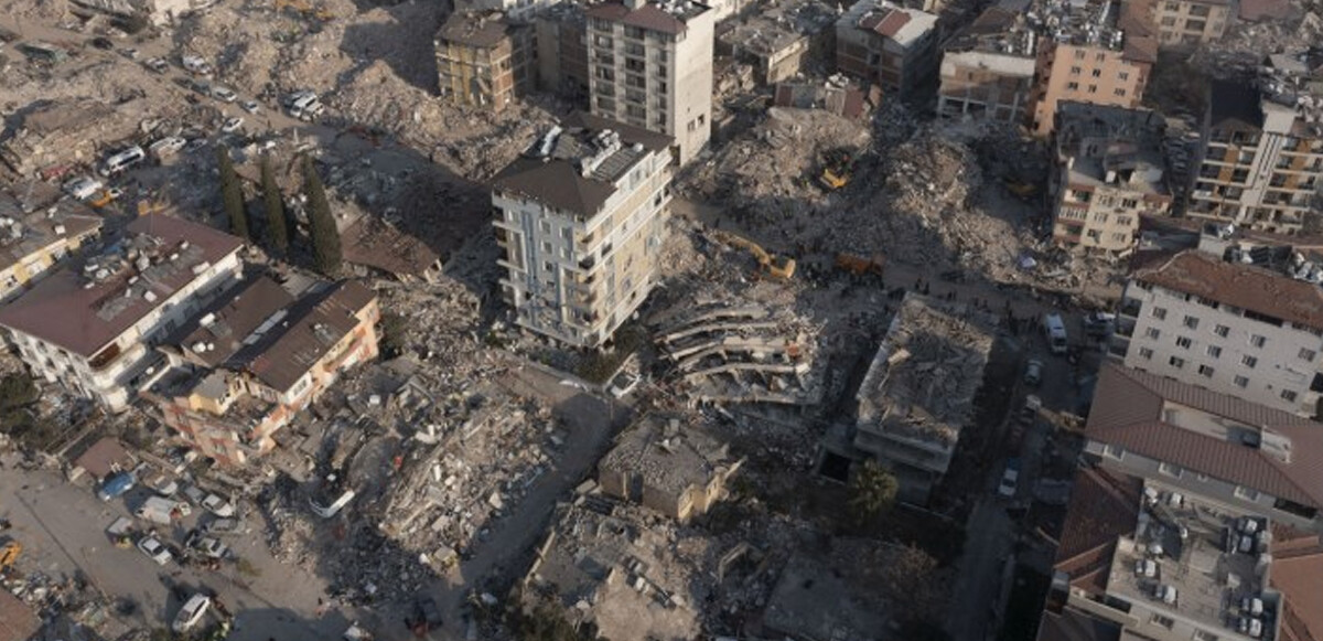 Deprem felaketinde 105 kişinin öldüğü Rende Sitesi&#039;nin sahibi yaş haddinden serbest bırakıldı