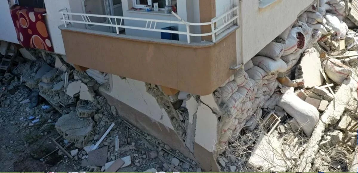Biber çuvalları bir binanın yıkılmasını engelledi