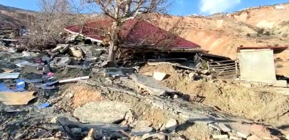 Yerle bir olan deprem bölgesinde heyelan, bir mezrayı yuttu