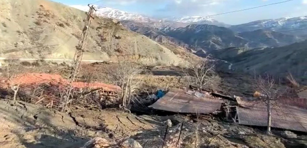 Yerle bir olan deprem bölgesinde heyelan, bir mezrayı yuttu
