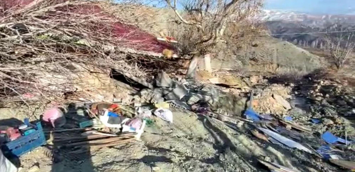 Yerle bir olan deprem bölgesinde heyelan, bir mezrayı yuttu