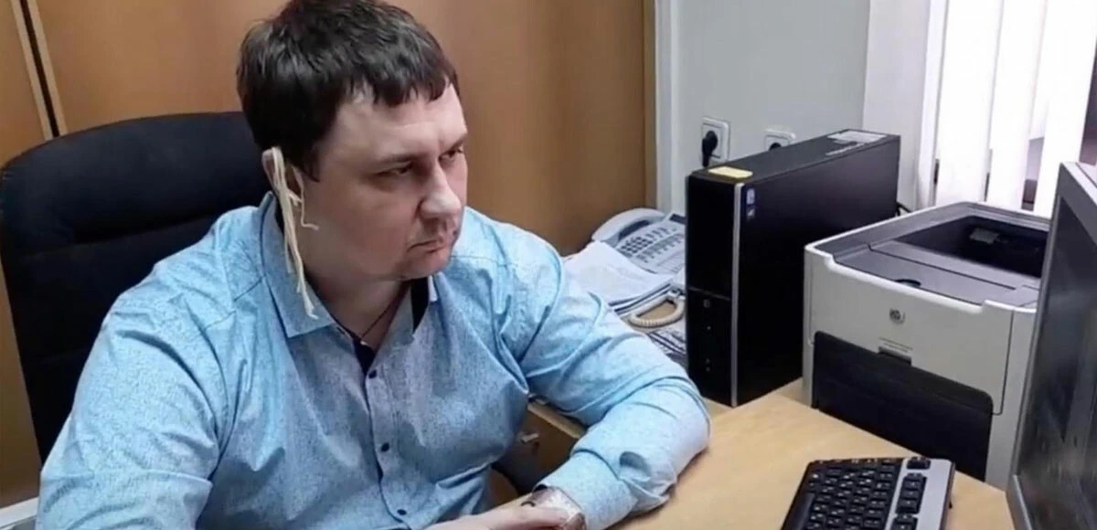 Putin'in ulusa seslenişini kulaklarına makarna takıp izledi! Vekilin verdiği mesaj ortaya çıktı