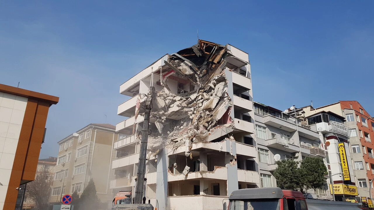1999 Marmara Depremi'nde hasar gören iş merkezi 24 yıl sonra yıkılıyor