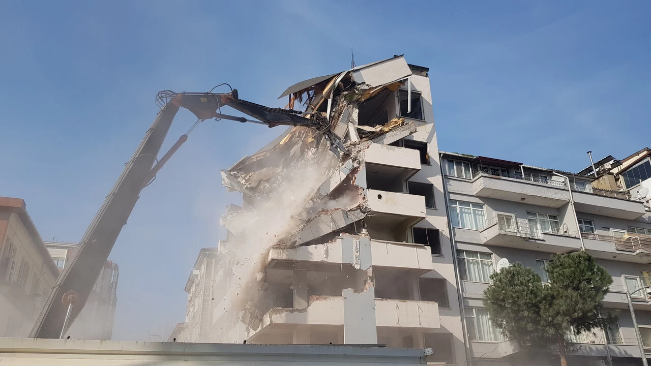 1999 Marmara Depremi'nde hasar gören iş merkezi 24 yıl sonra yıkılıyor