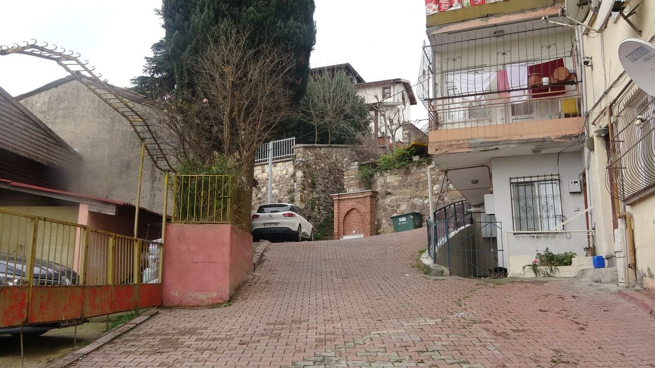 Evin önünde gizemli türbe: Önünden geçen herkes dua ediyor