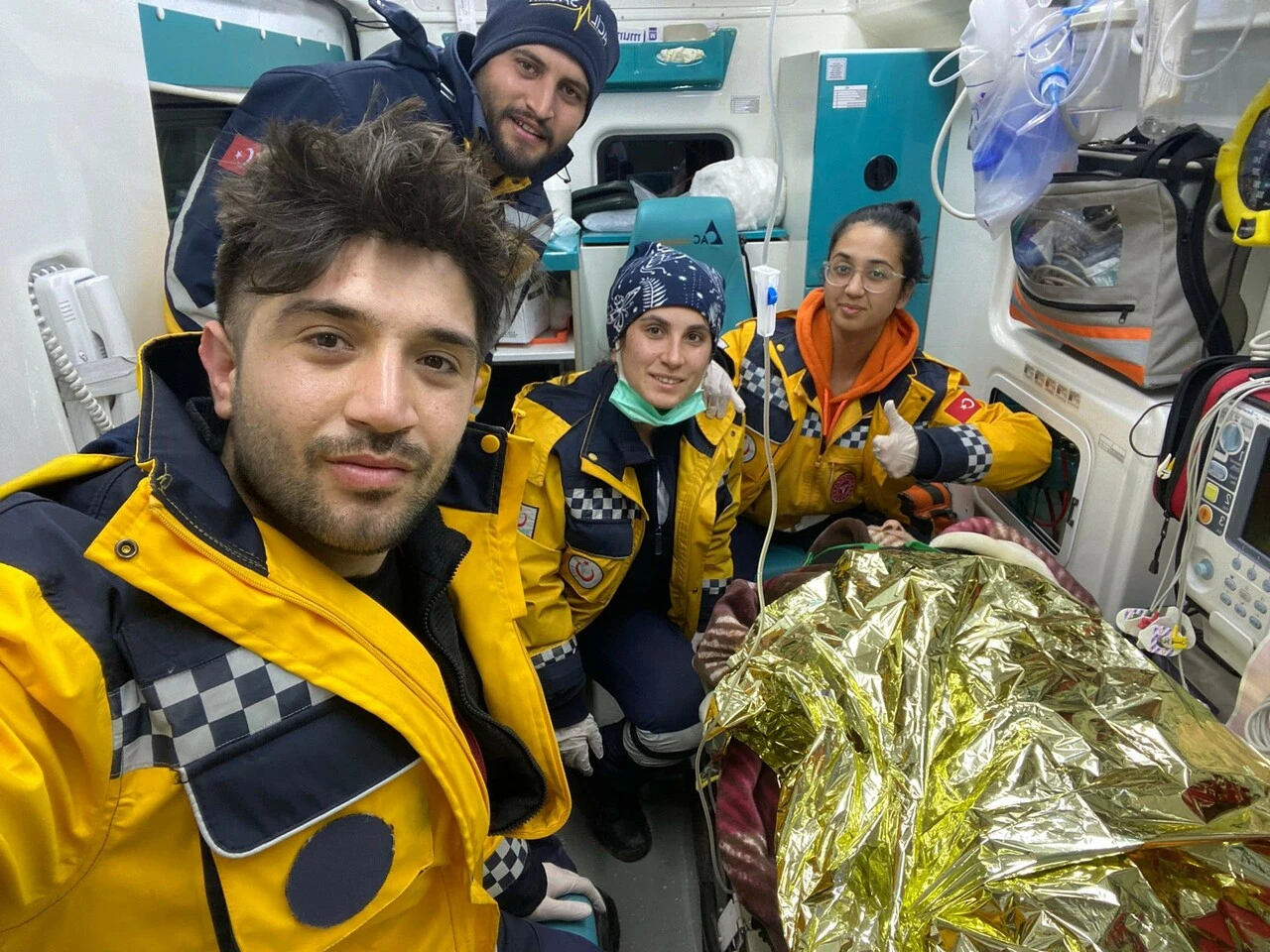 112 ekipleri, deprem bölgesindeki sevinçleri ve derin yaraları anlattı... "Bir yanda yeni doğan, bir yanda ölen bebekler..."