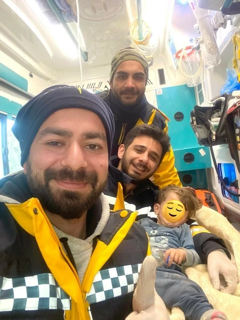 112 ekipleri, deprem bölgesindeki sevinçleri ve derin yaraları anlattı... "Bir yanda yeni doğan, bir yanda ölen bebekler..."