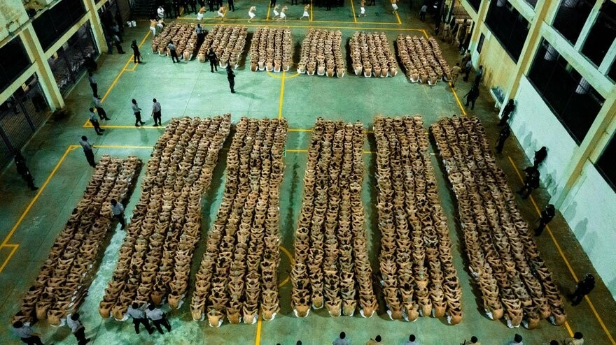 El Salvador'da mahkumların yeni hapishaneye nakil anları gündem oldu! Mega hapishaneye taşındılar