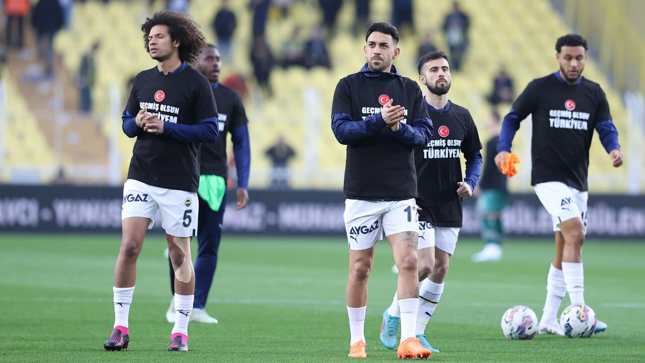 Fenerbahçe-Konyaspor maçında depremzedeler unutulmadı