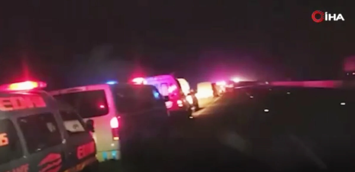 Pakistan'da araçlar birbirine girdi! 12 ölü, 20 yaralı