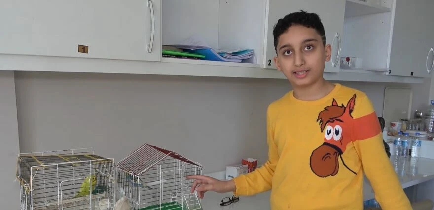 Hatay'da enkazdan kurtarılan çocuk, kuşlarını ölüme terk etmedi