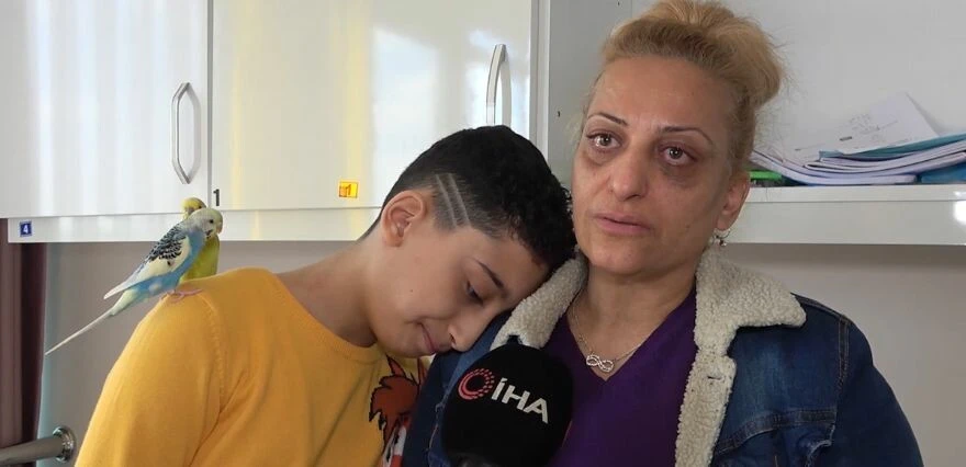 Hatay'da enkazdan kurtarılan çocuk, kuşlarını ölüme terk etmedi