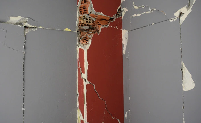 Kolonları tuğladan yapılan binanın sakinleri suç duyurusunda bulunacak