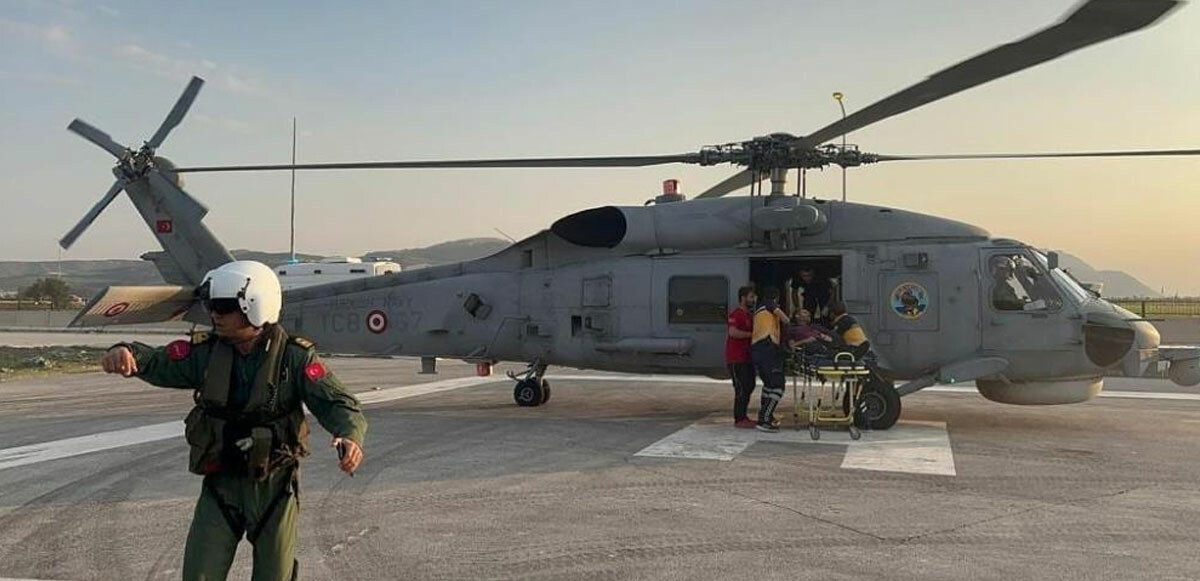 Yaralı depremzede askeri helikopterle hastaneye nakledildi