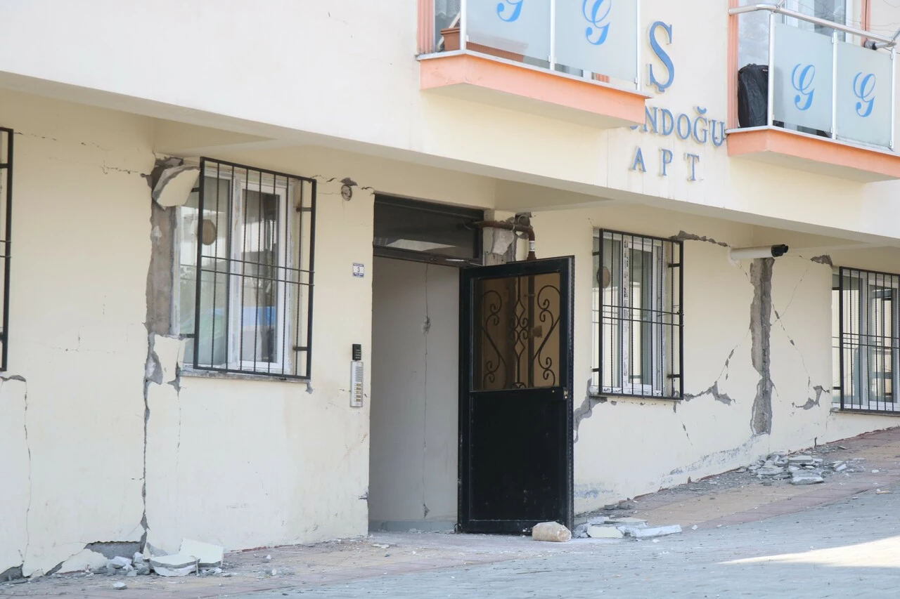 Korkunç iddia: Kolonlarına ekleme yapılan binaya 'az hasarlı' raporu verildi