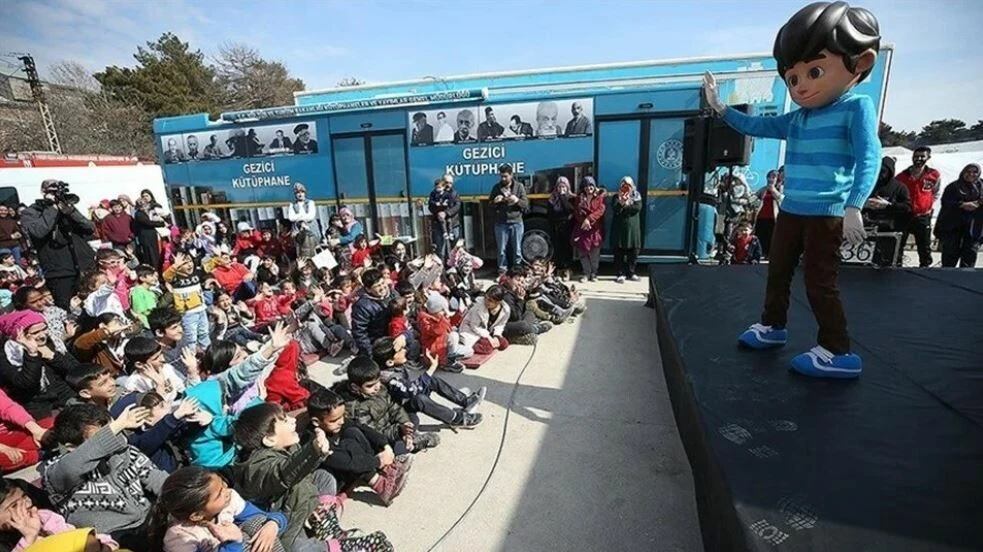 Depremzede çocuklar Rafadan Tayfa ile moral buluyor