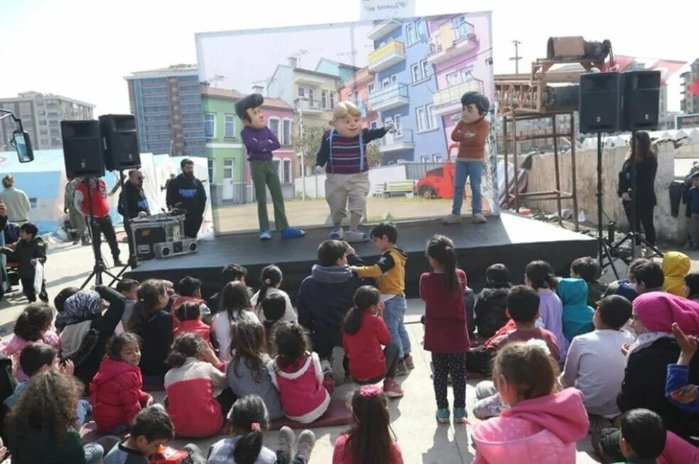 Depremzede çocuklar Rafadan Tayfa ile moral buluyor