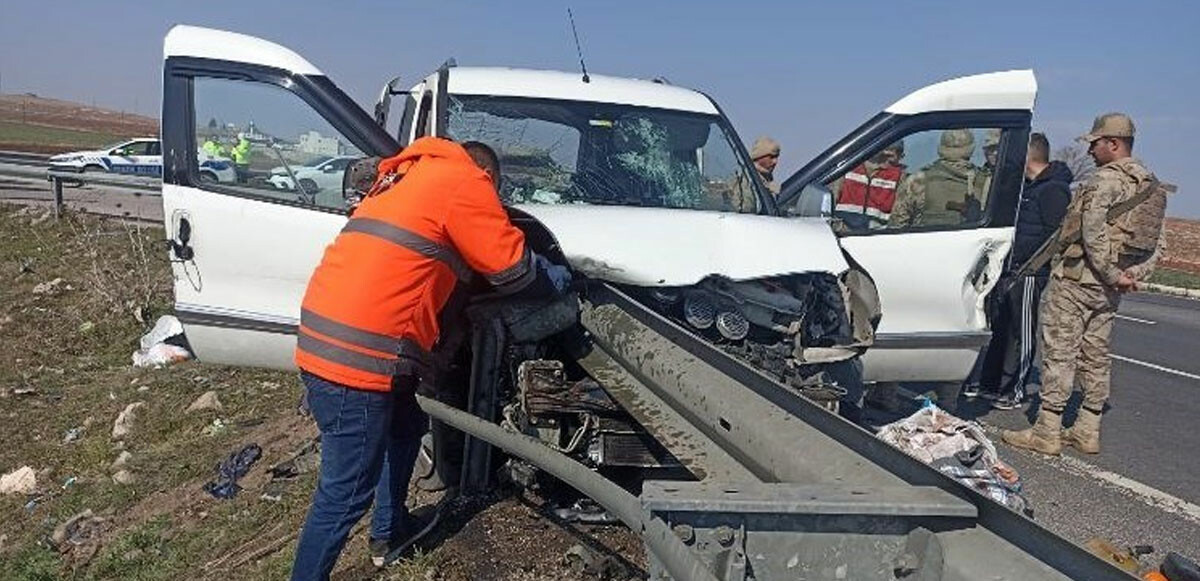 Mardin&#039;de korkunç kaza! Kamyonet bariyerlere ok gibi saplandı: Ölü ve yaralılar var