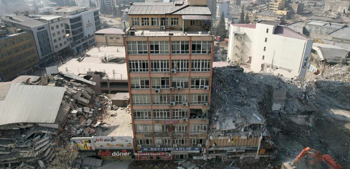İbretlik fotoğraf: 52 yıl önce yapılan bina ayakta kaldı