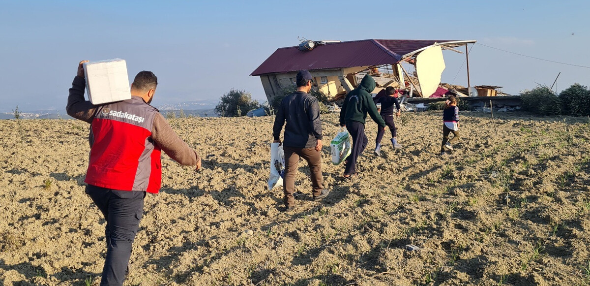 Sadakataşı deprem bölgesine yardımlarını sürdürüyor