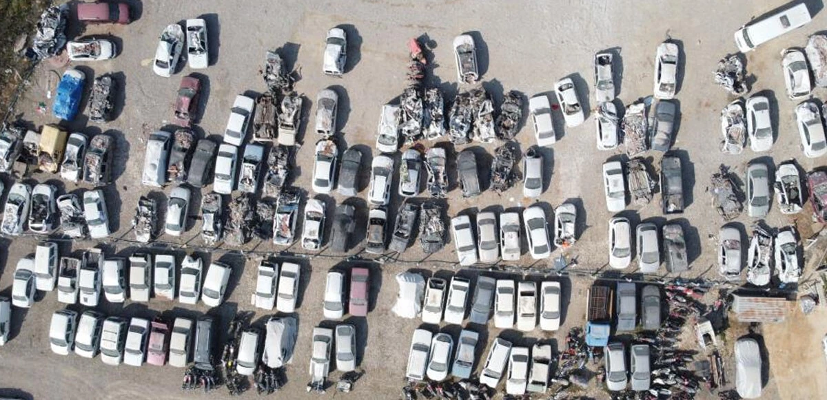 Depremde pestile dönen araçlar drone ile havadan görüntülendi