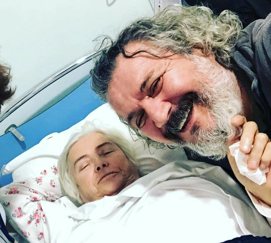 Ünlü oyuncu Müfit Can Saçıntı'dan toprağa verdiği annesine son öpücük!