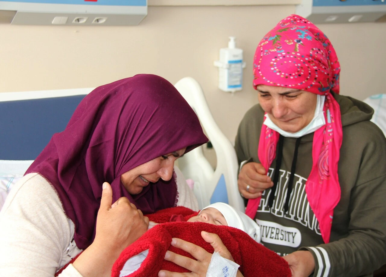 Depremzede anne, bebeğine 20 gün sonra kavuştu