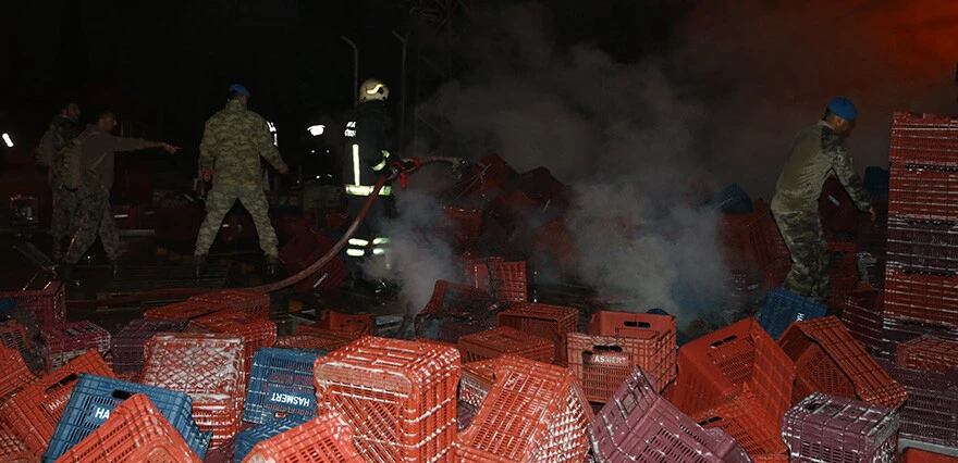 Son dakika! Depremin vurduğu Antakya'daki plastik fabrikasında yangın çıktı