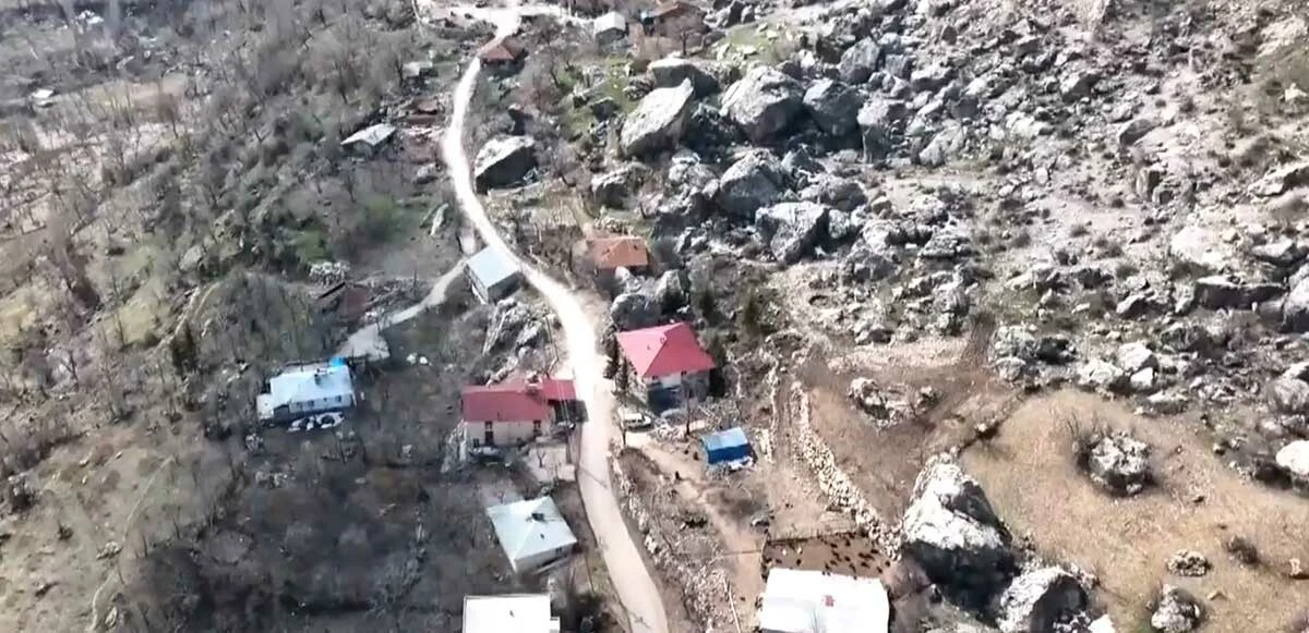Deprem sonrası kaya parçaları mahalleye düştü: Ev ve araçlara zarar verdi, hayvanlar telef oldu