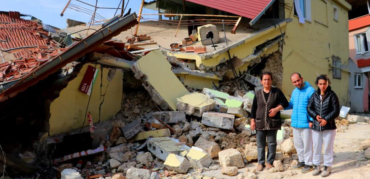 Deprem yıktı geçti: Çocuklarıyla balkondan atlayarak kurtuldu