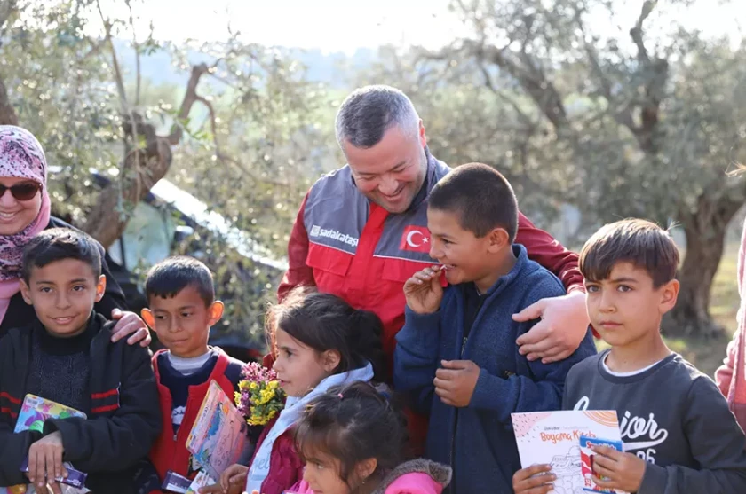 Sadakataşı deprem bölgesine yardımlarını sürdürüyor