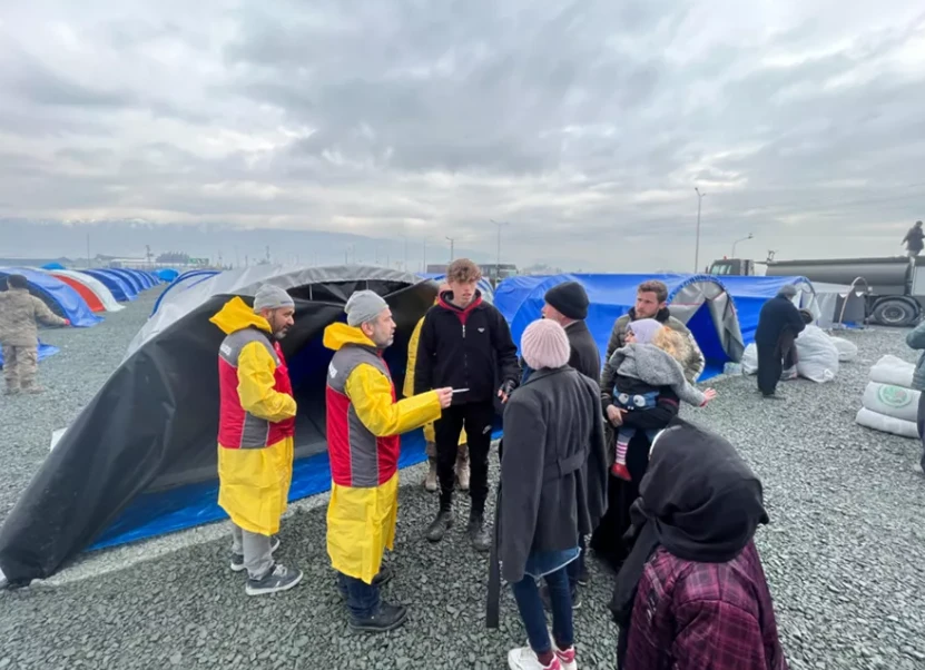 Sadakataşı deprem bölgesine yardımlarını sürdürüyor