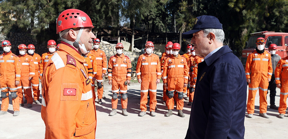 Son dakika! Bakan Akar&#039;dan enkazdan 326 can kurtaran Mehmetçiğe ziyaret