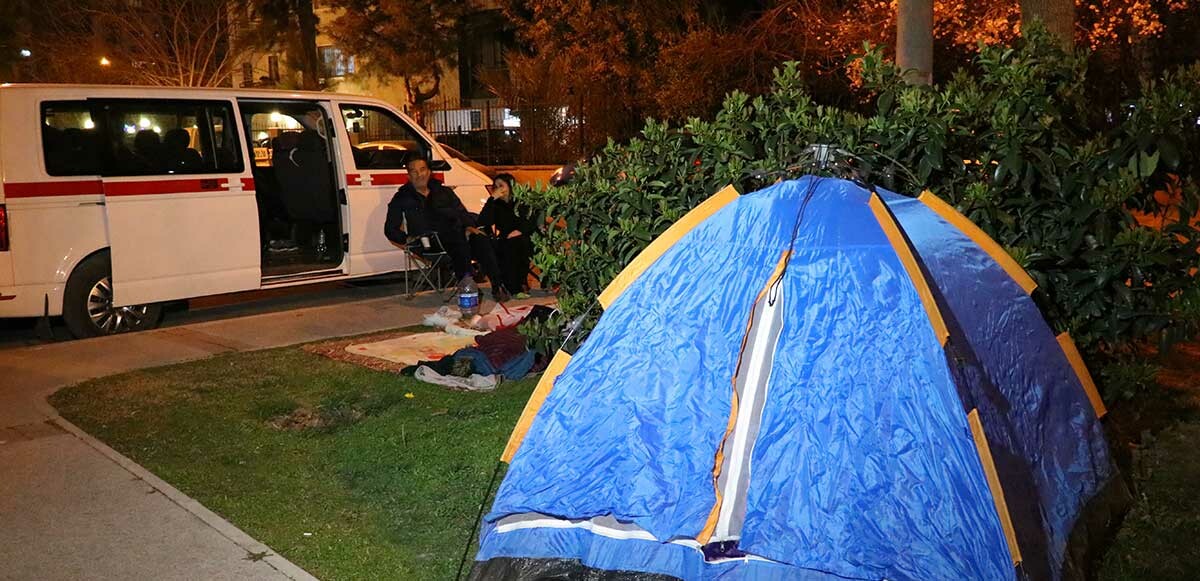 İzmir’deki deprem sonrası vatandaşlar geceyi çadır ve araçlarda geçirdi