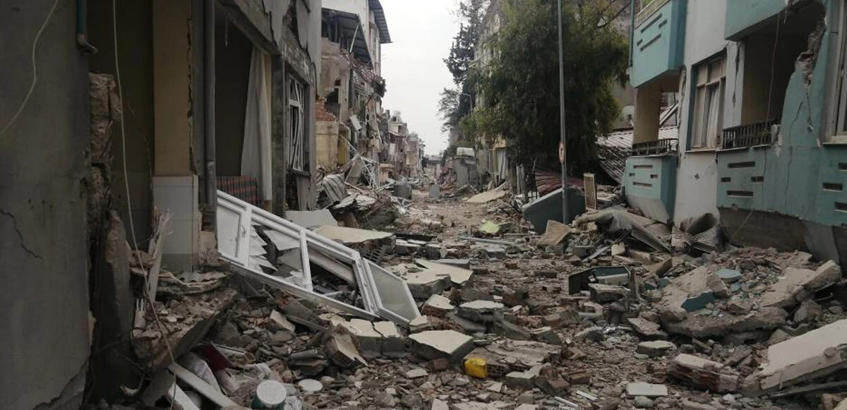 Bir mahalle yerle bir oldu, gözyaşlarını tutamadı: Bir gün dönecekler