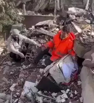 Deprem felaketinde yürekleri yakan görüntüsüyle hafızalara kazınan Mesut Hançer yeni evine kavuştu 