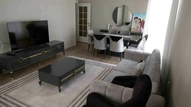 Dayadı döşedi teslim etti! Ebru Yaşar’ın depremin simgesi olan babaya hediye ettiği ev takdir topladı