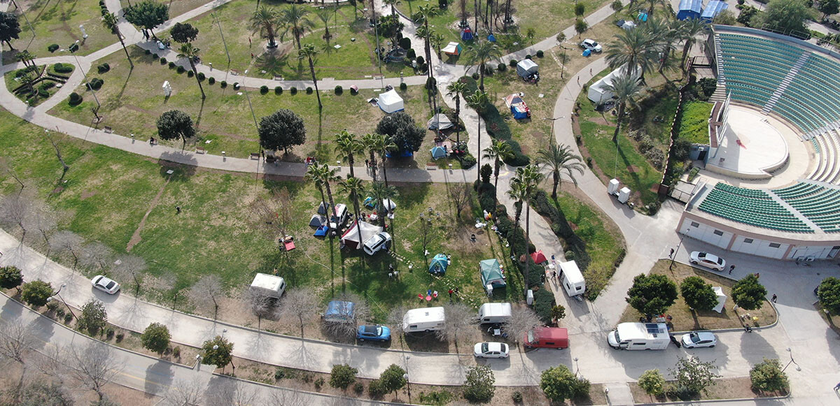 Hatay&#039;da apartmanda yaşamaya korkan depremzedeler parkta konaklıyor