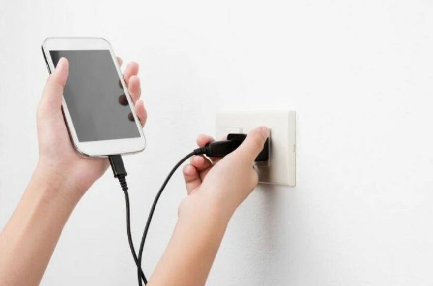 Herkes yanlış biliyormuş! Telefon şarjının ömrünü bitiren yüzde 100 hata