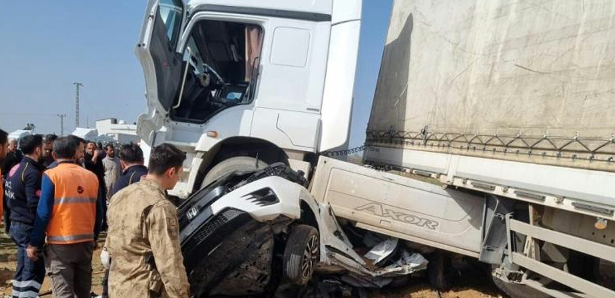 Mardin&#039;de feci kaza! Tır otomobili kağıt gibi ezdi: Ölü ve yaralılar var