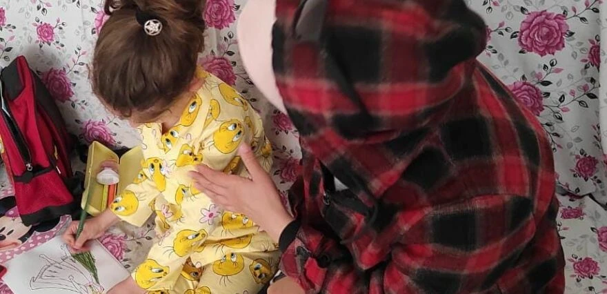 Enkazdan 106 saat sonra sağ olarak çıkarılan minik Elif, ilk isteği olan çantaya kavuştu